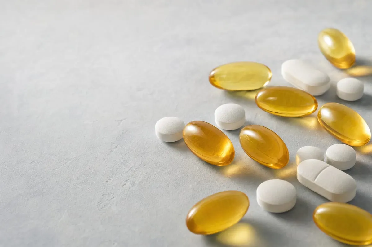 Unbranded softgel capsules and plain tablets arranged precisely